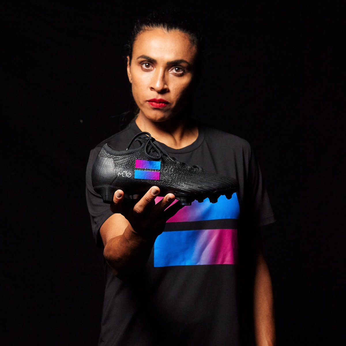 SwedeninBR's tweet photo. Como não amar a Marta? A jogadora, que também tem nacionalidade sueca, estreia na #FIFAWWC com uma chuteira sem patrocínio nas cores azul e rosa. É uma sinalização pela igualdade de gênero. A @ONUMulheresBR não poderia ter melhor Embaixadora para mulheres e meninas no esporte! https://t.co/2C1cFVvJsK
