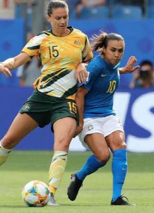 SwedeninBR's tweet photo. Como não amar a Marta? A jogadora, que também tem nacionalidade sueca, estreia na #FIFAWWC com uma chuteira sem patrocínio nas cores azul e rosa. É uma sinalização pela igualdade de gênero. A @ONUMulheresBR não poderia ter melhor Embaixadora para mulheres e meninas no esporte! https://t.co/2C1cFVvJsK