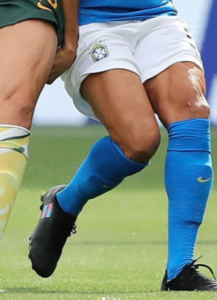 SwedeninBR's tweet photo. Como não amar a Marta? A jogadora, que também tem nacionalidade sueca, estreia na #FIFAWWC com uma chuteira sem patrocínio nas cores azul e rosa. É uma sinalização pela igualdade de gênero. A @ONUMulheresBR não poderia ter melhor Embaixadora para mulheres e meninas no esporte! https://t.co/2C1cFVvJsK