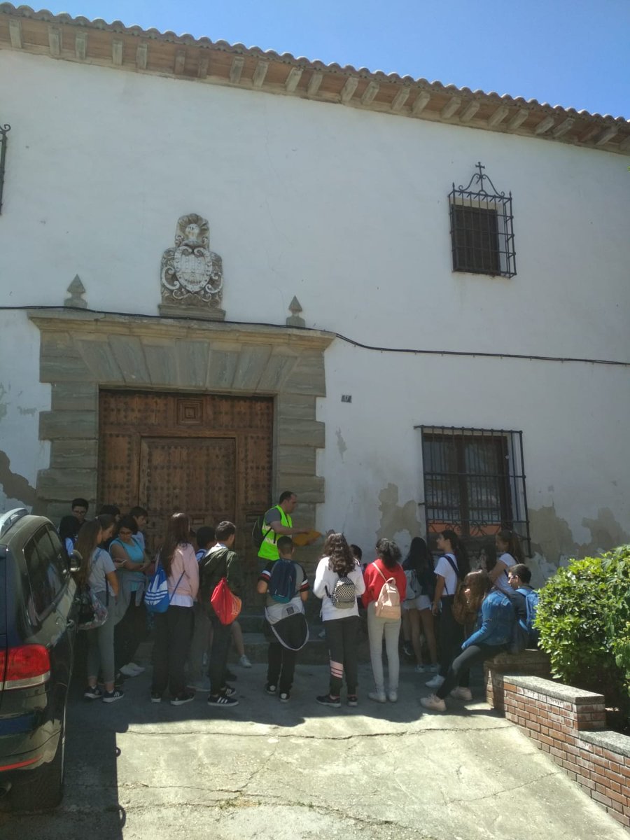 IES_LAS_SALINAS's tweet photo. Visita a Seseña con los alumnos para que conozcan  sus tradiciones y su historia. #Casasolariega de #Seseña. https://t.co/5BDiWFnv6U