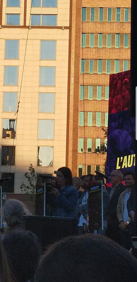 Ahir vam estar amb <a href="/TamaraVila83/">Tamara Carrasco</a> al acte de Plaça Catalunya per la fi del #JudiciFarsa. Tot i la repressió viscuda, cal seguir lluitant. L'autodeterminació no és delicte, és un dret. #LlibertatPresesPolitiques #LlibertatPresosPolitics #tamaranoestàssola