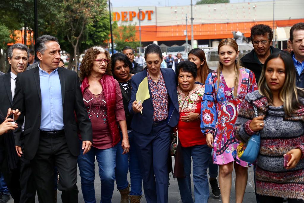manuelnegretea's tweet photo. Esta mañana acompaño a la jefa de Gobierno, @Claudiashein y al secretario de Desarrollo Económico de la CDMX, @JoseLuisBeato en la entrega de apoyos del programa de Fomento y Constitución de Empresas Sociales y Solidarias y Capacitación y Créditos de FONDESO 2019. https://t.co/xSFNVoNABb