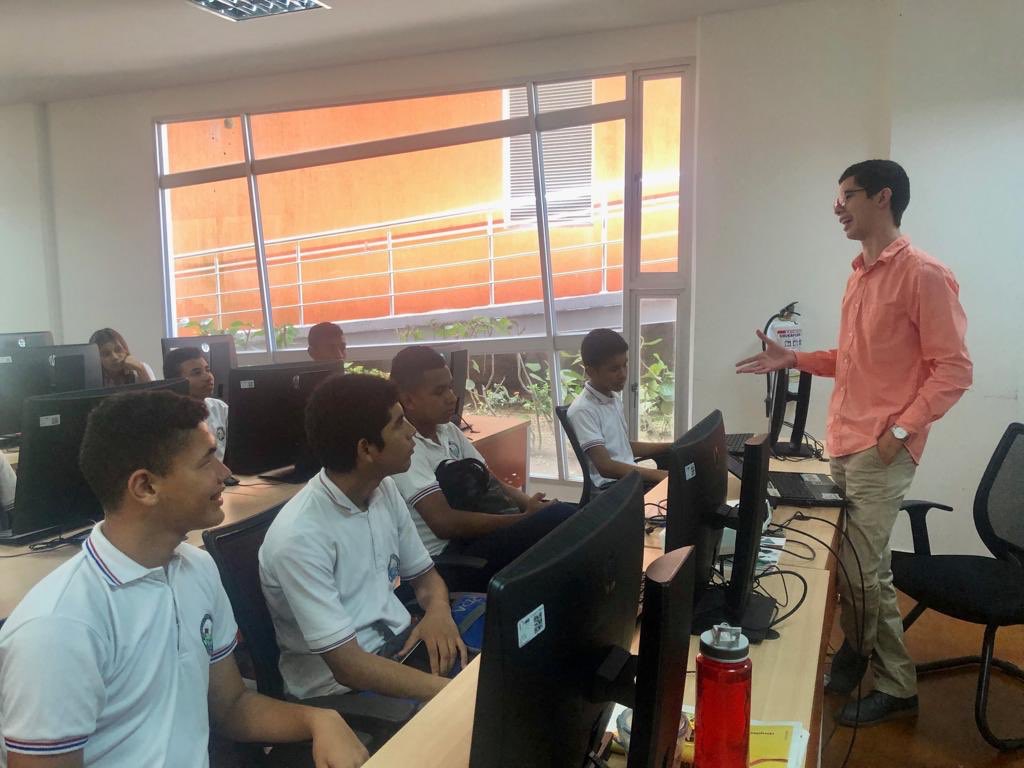 ecbtiPtoCol's tweet photo. Estudiantes del colegio Eustorgio Salgar en charla sobre “La importancia de la ingeniería en un mundo globalizado” y “La comunicación: un proceso de edificación del ser humano” en el CCAV Puerto Colombia. #Promocionprogramas @UniversidadUNAD @mardeliayolima @UnadZonaCaribe https://t.co/TvAyhbYDBW