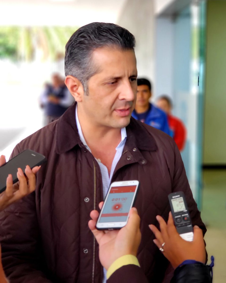 SECOB_Ec's tweet photo. #AHORA|| El Ing. @JoheJaramilloH, conversa con varios medios de comunicación de Ambato, acerca de la etapa final de trabajos que se realizan en el Hospital General de esta ciudad para beneficio de más de 500 mil habitantes de la provincia. #SecobEnMarcha https://t.co/uv4xpv6mkm