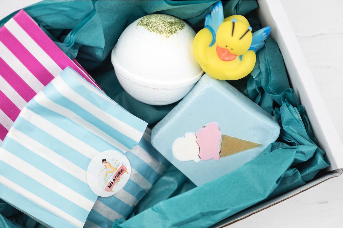 Good evening everyone! I’m visiting London for a couple of days but not feeling our British ‘summer’ but did think it was an opportunity to say we include a themed mini duck 🦆 in all of our boxes x #womaninbiz #wnukrt