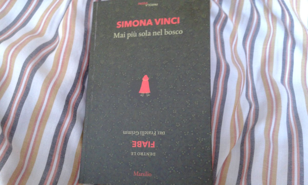 schizzechea96's tweet photo. ... l'importante è quella luce di sbieco sulle pagine, quel senso di meraviglia e di terrore che ti taglia il cuore in due in un pomeriggio d'estate o una domenica mattina d'inverno e lascia la sua cicatrice per il resto della vita.
#SimonaVinci
#fiabe https://t.co/2eVnHSoRMZ