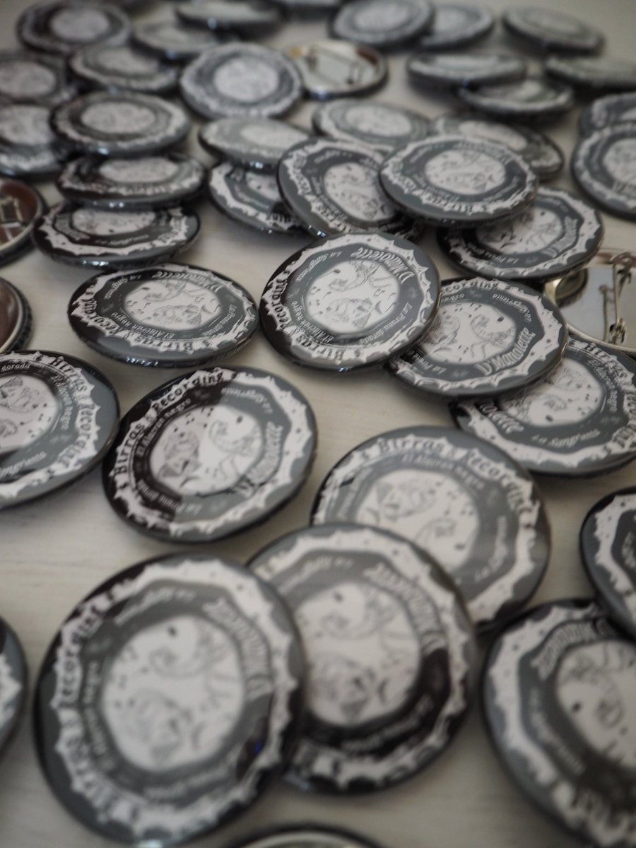 ButtonMarket's tweet image. Our system is simple: the client sends us the logo, and we print it on the buttons. Ready to go. Discover how here: button.market

#buttons #badges #design #pins #pinback