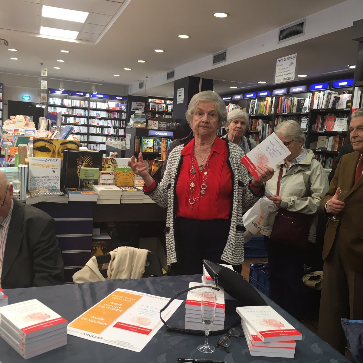 carogerber's tweet photo. Soirée dédicace du tout nouvel ouvrage « Homo sapiens à l’heure de l’intelligence artificielle », par
@IDUPOUX et @ALAINDEVULPIAN @happymorphose à @EyrollesLib 
Comment accélérer métamorphose humaniste? https://t.co/yOh66qFCMo