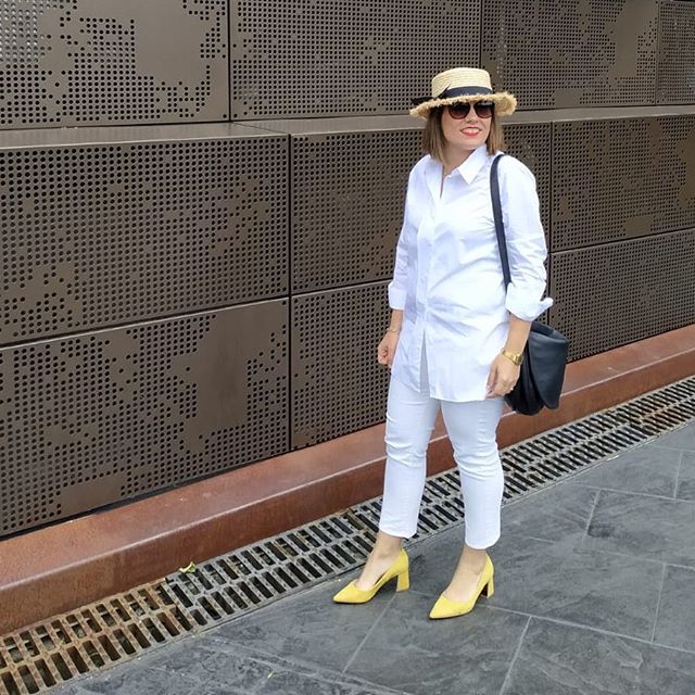 Oh_MySister's tweet photo. Un total look blanco con sombrero #tendencia para protegerme del sol (aunque ☀️ se está resistiendo a asomar)
Toque de color en los zapatos 💛.
.
.

Sombrero @eseoesestyle 
Camisa @massimodutti 
Zapatos @zara 
Bolso @loewe
.
.
.
#lookoftheday #blogger… https://t.co/mkWUW9QPdv https://t.co/ME8GMqiWXi