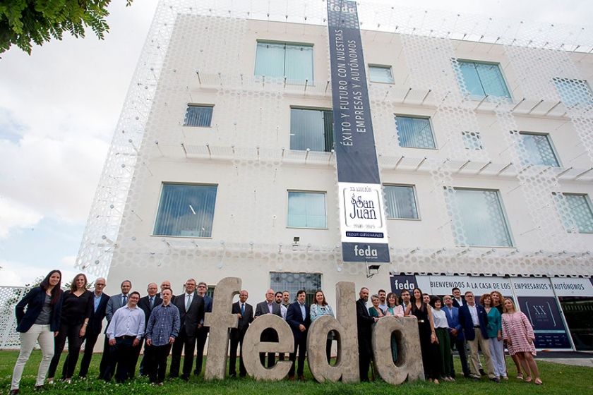 Ilusión, orgullo y agradecimiento, palabras compartidas por los galardonados en los #PremiosSanJuan19 en su XX Edición. #FEDA ha puesto cara y ha dado voz a los “Sanjuanes” de este año en el encuentro con los medios de comunicación para la foto de familia buff.ly/2Zo4uU5