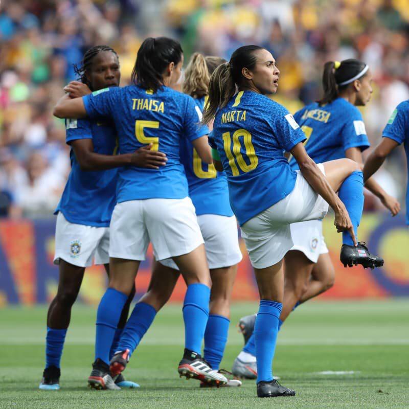Equidade é algo pelo qual devemos lutar. E ninguém melhor que a Marta para lembrar que todos somos iguais. Hoje a #Marta está jogando com uma chuteira sem patrocínio esportivo com as cores representando equidade no esporte! #GoEqual #FIFAWWC