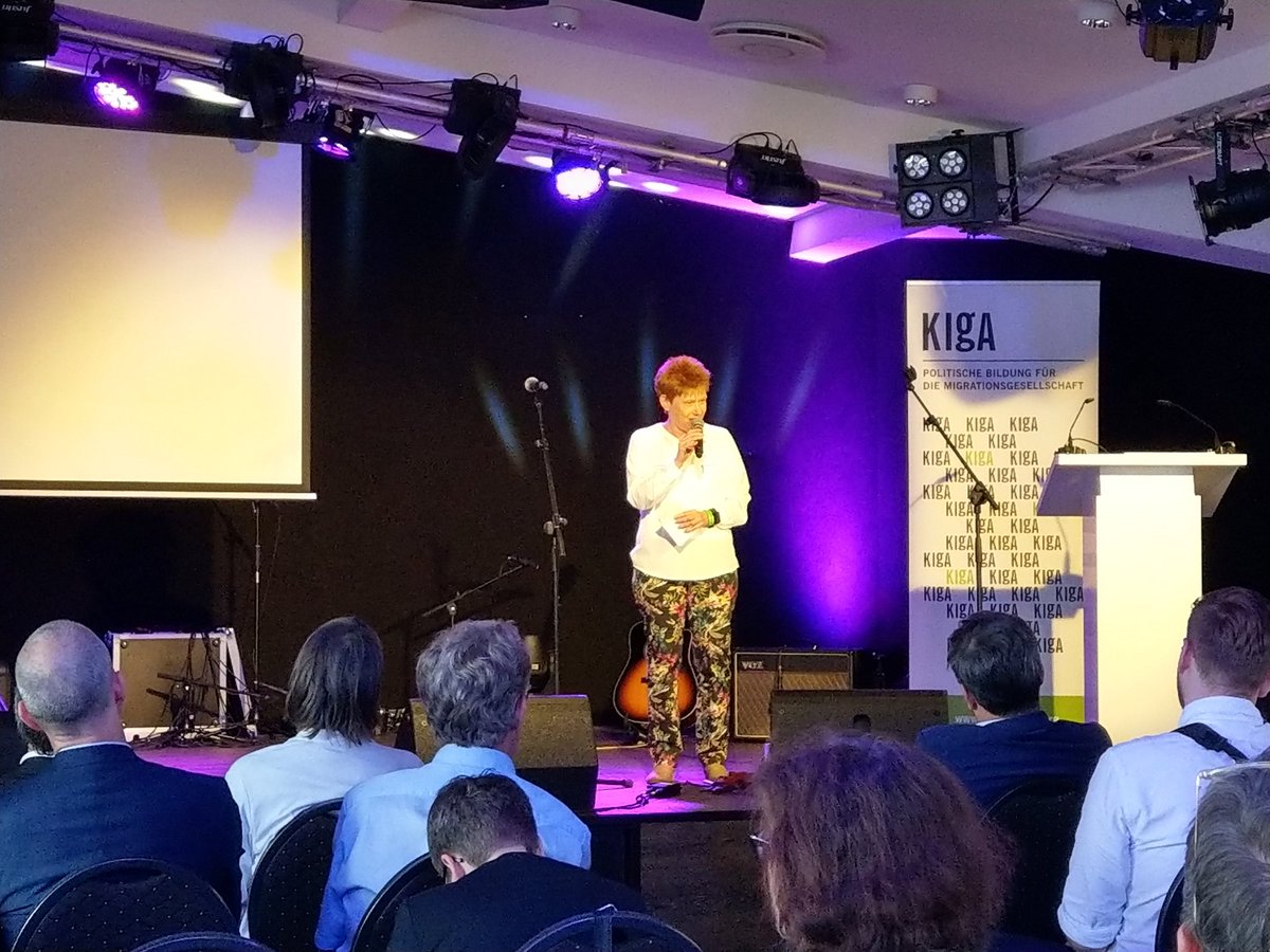 "Die Würde des Menschen ist unantastbar - das heißt, wer sie antastet, zum Beispiel durch #Antisemitismus, ist ein Verfassungsfeind", sagt <a href="/PetraPauMaHe/">Petra Pau</a>, Vizepräsidentin des Deutschen Bundestages