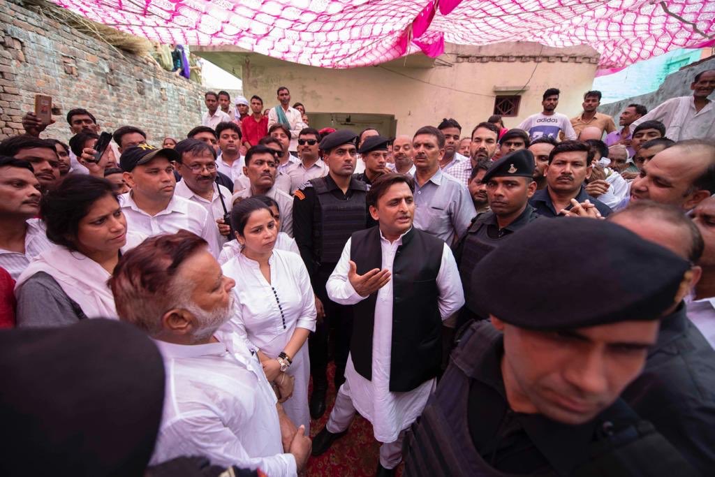 yadavakhilesh's tweet photo. यू.पी. बार कौंसिल की दिवंगत अध्यक्षा के गाँव में भावभीनी श्रद्धांजलि. 

उत्तर प्रदेश सरकार को नैतिक ज़िम्मेदारी लेते हुए स्व. दरवेश यादव जी के परिवार को 50 लाख की आर्थिक सहायता देनी चाहिए. हम हाईकोर्ट के पीठासीन माननीय जज के स्तर पर इस हत्याकांड की जाँच करवाने की अपील करते हैं. https://t.co/TtG1Qmaakj