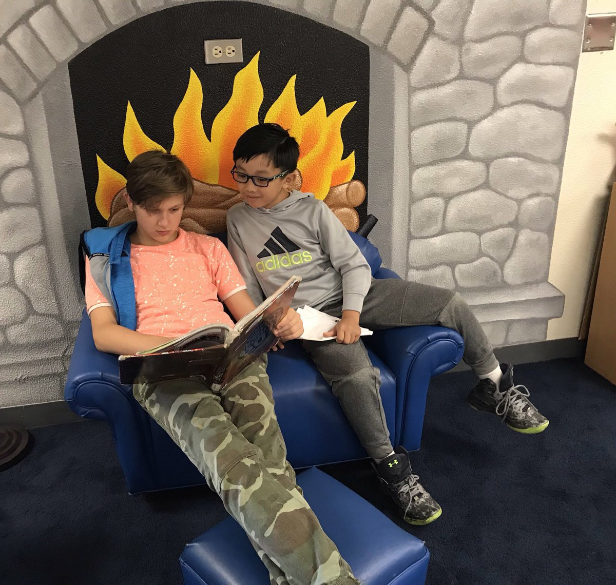 JenJReader's tweet photo. It's a fun-filled summer in the @AvonMediaCenter! 📚🚀🤖🖍 #OneDistrictOneDirection https://t.co/OVCzbi7exF