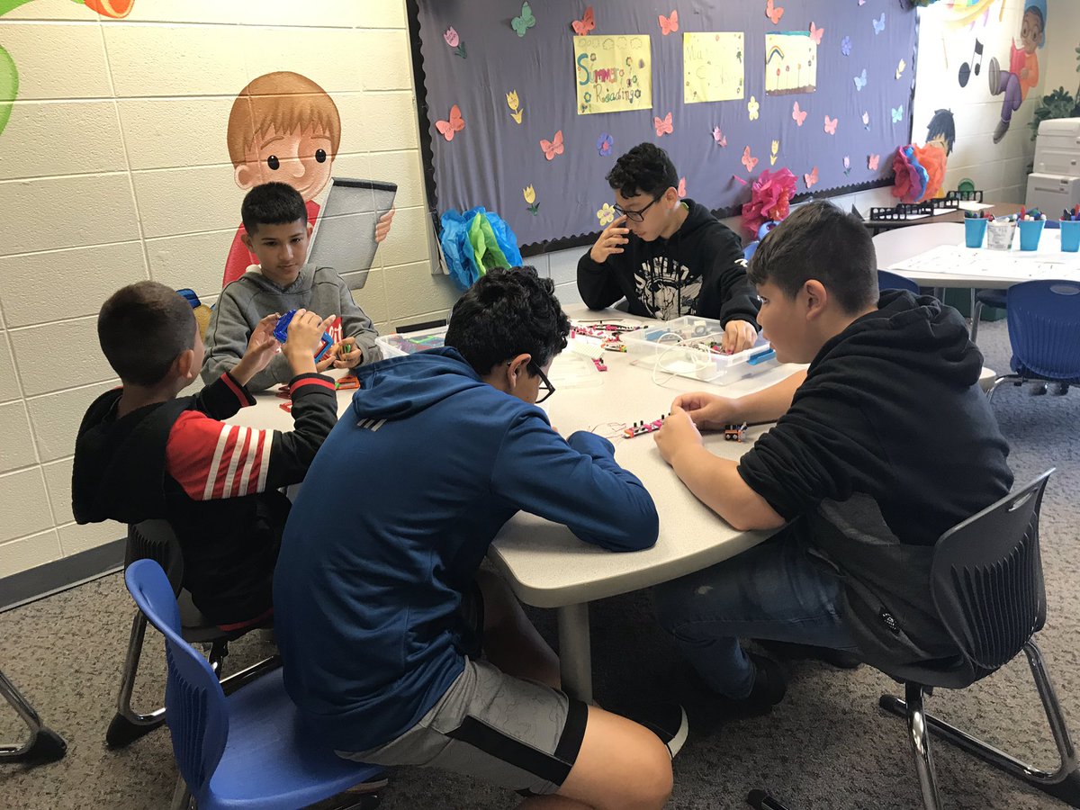 JenJReader's tweet photo. It's a fun-filled summer in the @AvonMediaCenter! 📚🚀🤖🖍 #OneDistrictOneDirection https://t.co/OVCzbi7exF