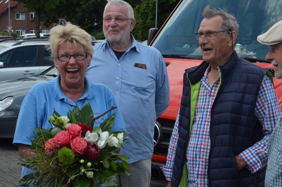 BuergerBus_WST's tweet photo. Nach 5️⃣ Jahren wurde heute nach der letzen 🚌 Fahrt mit einem 💐Blumenstrauß unsere 👨‍✈️Fahrerin Karin Frede in den wohlverdienten fahrerischen #Ruhestand verabschiedet. Der Verein dankt Ihr für die geleisteten Fahrdienste. Für die Zukunft wünschen wir Ihr Alles Gute. https://t.co/7aDNH7e2EA
