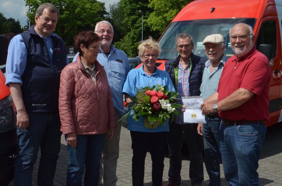 BuergerBus_WST's tweet photo. Nach 5️⃣ Jahren wurde heute nach der letzen 🚌 Fahrt mit einem 💐Blumenstrauß unsere 👨‍✈️Fahrerin Karin Frede in den wohlverdienten fahrerischen #Ruhestand verabschiedet. Der Verein dankt Ihr für die geleisteten Fahrdienste. Für die Zukunft wünschen wir Ihr Alles Gute. https://t.co/7aDNH7e2EA