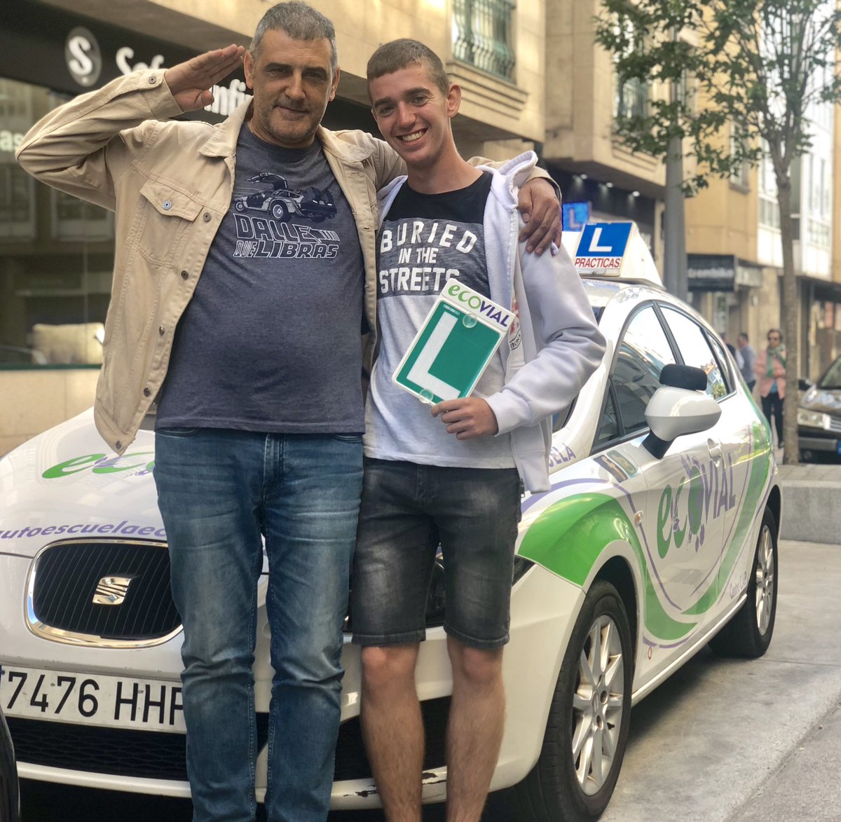 AECOVIAL's tweet photo. Firmeeeeees!!!!  Nos faltaba la foto de Javichu y su súper profe 👨‍🏫! Aptísimo a la primera 🥇! Eres muy grande tío! Gracias x confiar en #ecovial ! #ecovializate #pontevedra #verano2019 https://t.co/j8jI1ScuPv