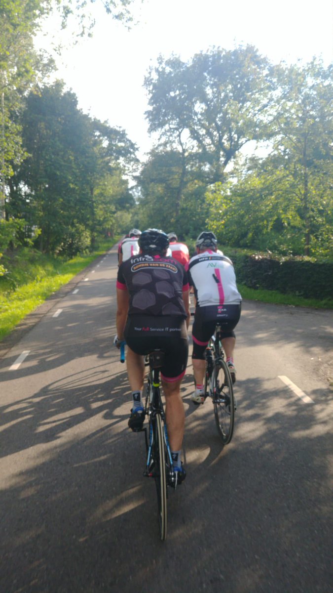 Wielerclub7Bar's tweet photo. We vieren de verjaardag van Gerben met een rit over de Veluwe en een paar bieren #wielrennen #7Bar #Wezep https://t.co/z2d5Dgvv7P