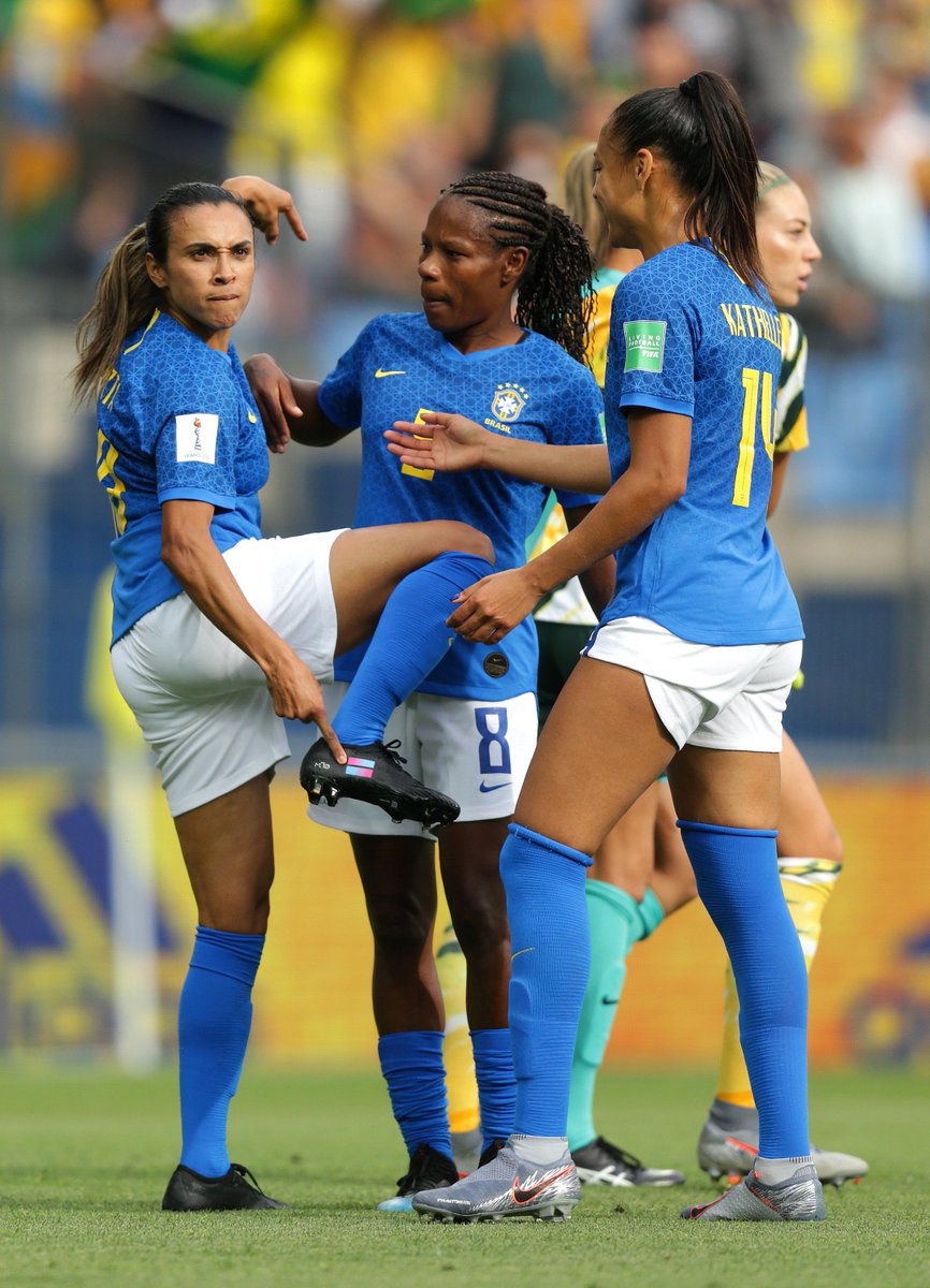 huffpostbrasil's tweet photo. #AUSBRA Quem reparou no detalhe da chuteira da Marta? Trata-se de uma uma iniciativa da campanha @GoEqual__! https://t.co/Qx5LBNsgcr