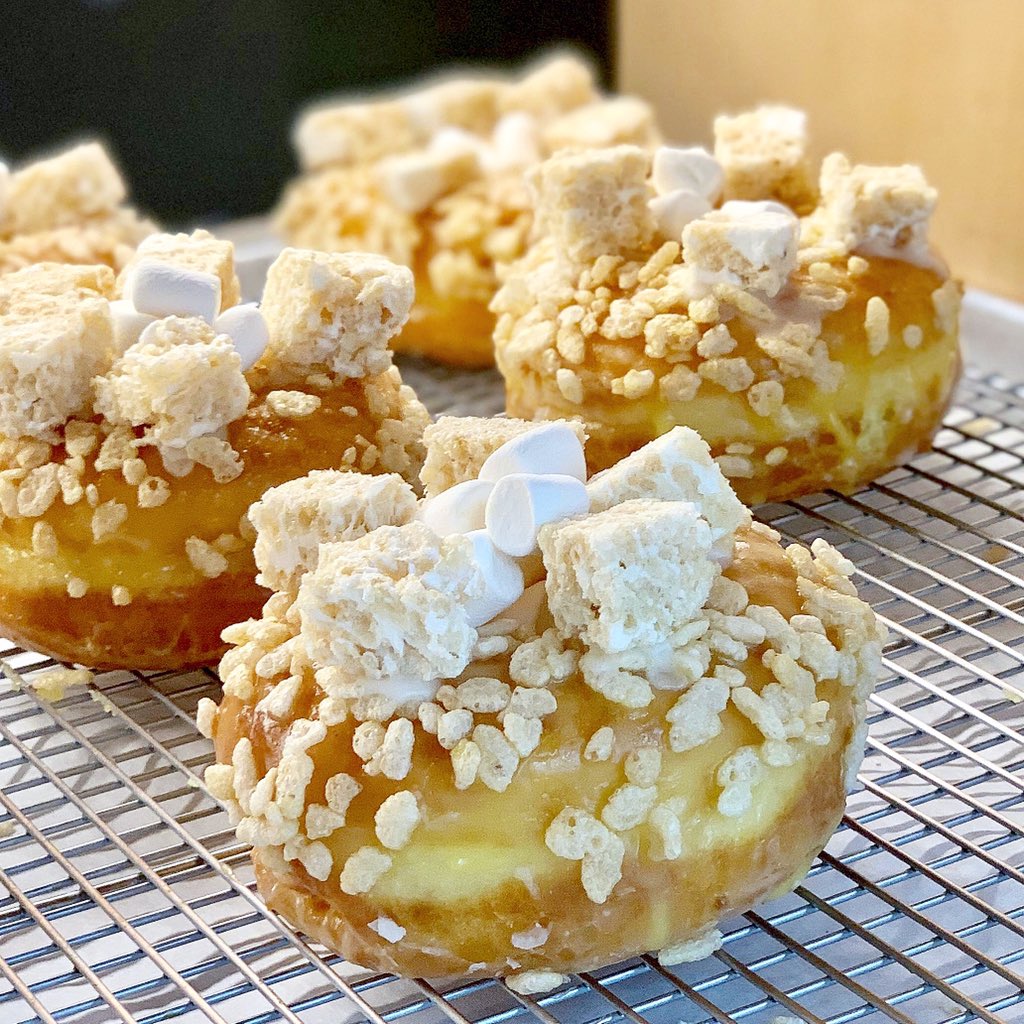 Donut Friend (@donutfriend) on Twitter photo Hold Up A Light #thrice #thricekrispytreat (📷: <a href="/MakeDamnSure/">jen dodaro</a>) Hold Up A Light #thrice #thricekrispytreat (📷: <a href="/MakeDamnSure/">jen dodaro</a>)