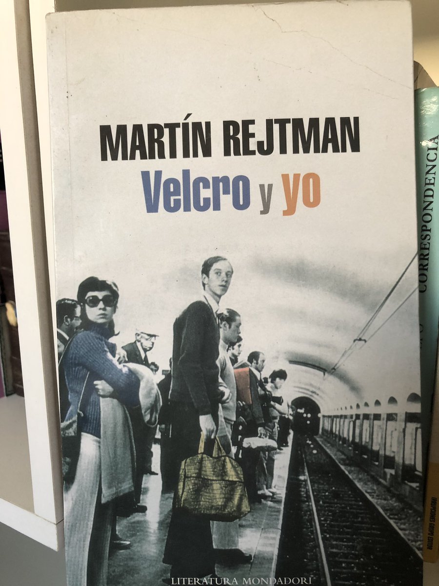 Continúo con el reto de <a href="/fadesga/">Fabio Descalzi</a> de publicar 7 portadas de libros geniales, sin explicación. ¡Sexto día!
Solo para molestarlo, invito a <a href="/harpoensuarpa/">Harpo</a> (porque si en 8 años nunca tuiteó, no lo va a hacer ahora).