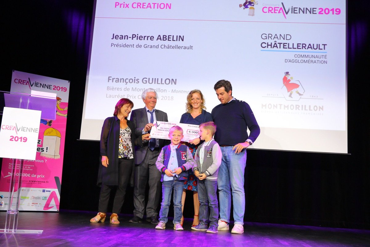 CAChatellerault's tweet photo. [ACTU] #Économie - @MagikEduk remporte le prix création du concours #CréaVienne ! Cette start-up a lancé un #SeriousGame pour faciliter l'apprentissage de la lecture. Depuis 2019, plus de 450 élèves de #GrandChatellerault ont expérimenté cette application éducative 🎒📒 https://t.co/KFMWabseYz
