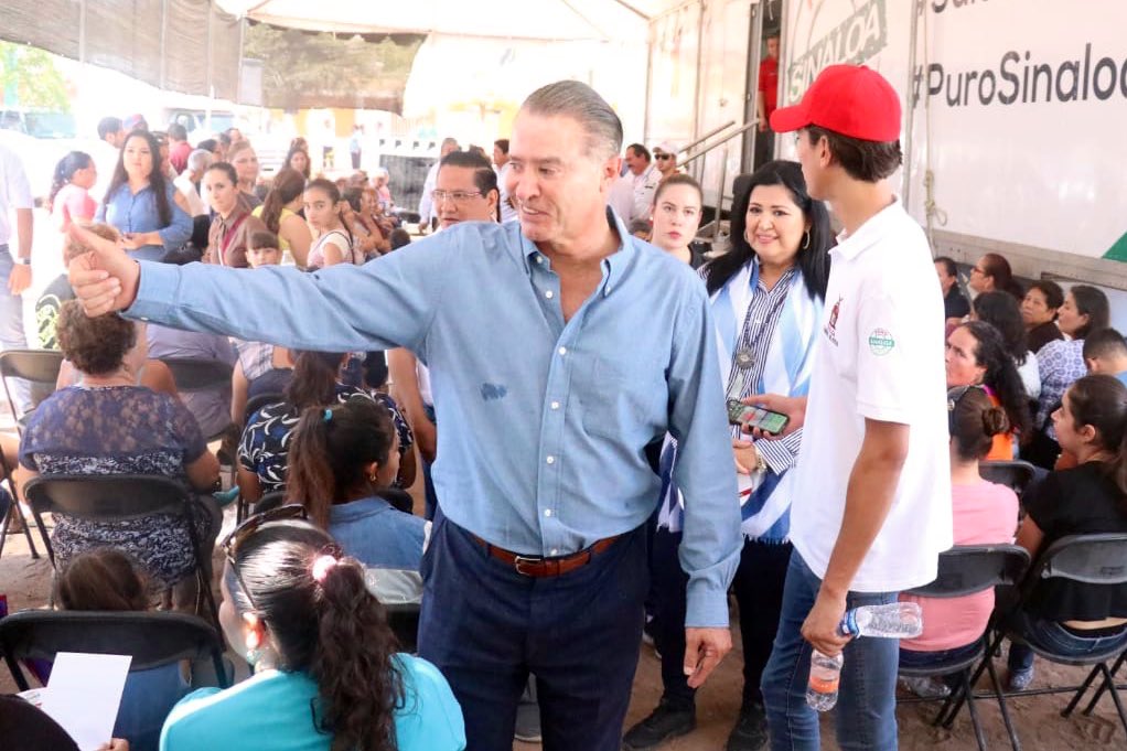 Aquí andamos ya en Guamuchil en las Jornadas, listos para atender cualquier cosa que sea necesaria, aquí anda <a href="/santiordaz/">santiago</a> acompañándome en mi día de trabajo. #PuroSinaloa 👊🏼