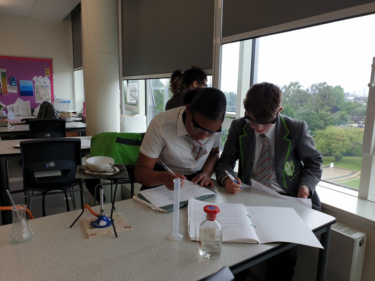 mshughes5's tweet image. YR9 making copper sulphate #requiredpractical #scienceteacher  @ArkPutney :):)