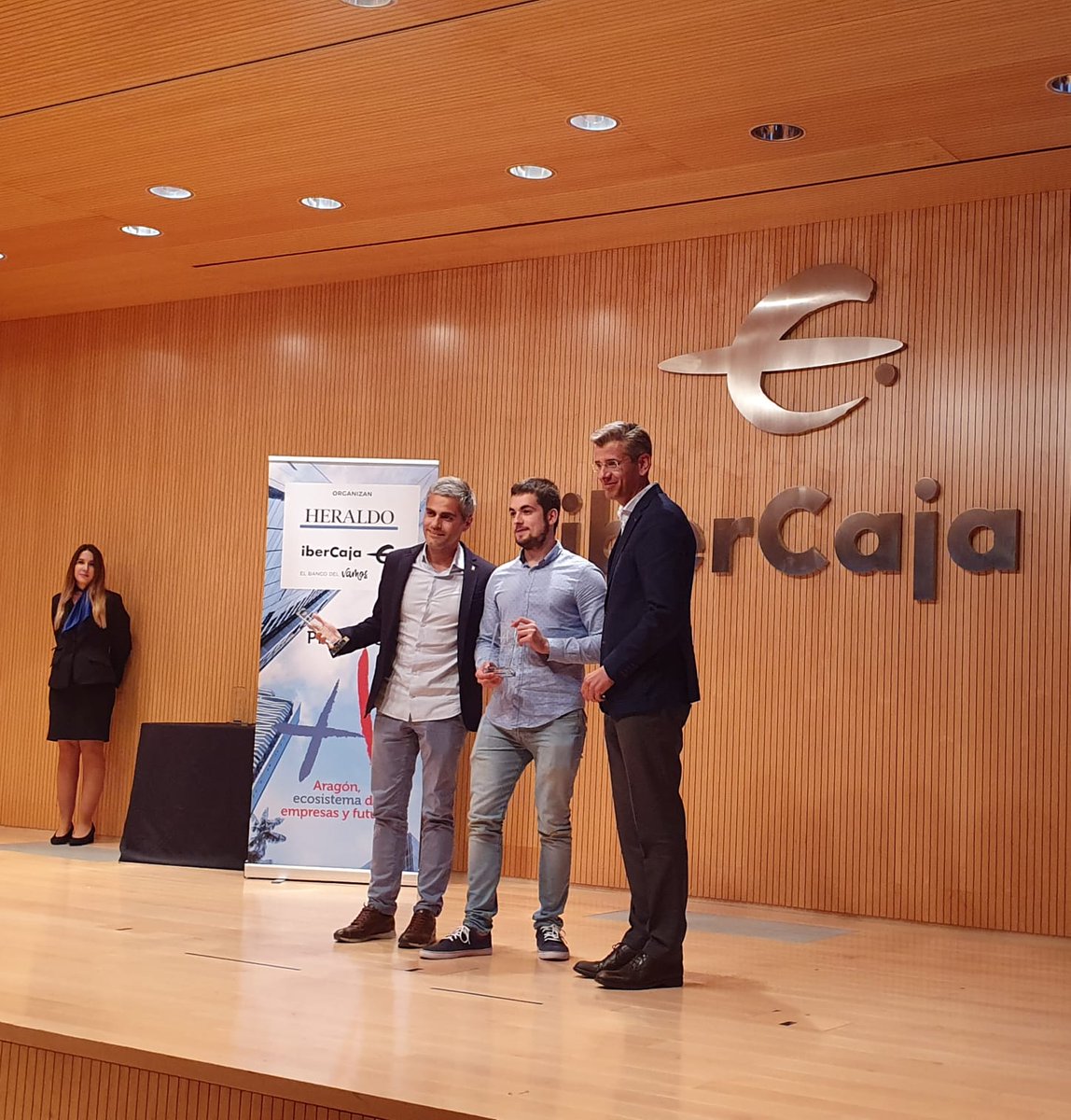 EcosistemaMAS's tweet photo. ¡Enhorabuena @DeuSens y @hmy_group!  Entrega el premio @mikeliturbe,  director de @heraldoes.

@albertofantova y @MonzonBlanco,  palabras de agradecimiento y admiración. Deseo de juntar pasión y valentía para hacer marca #Aragon. https://t.co/pnFwG9W8O8