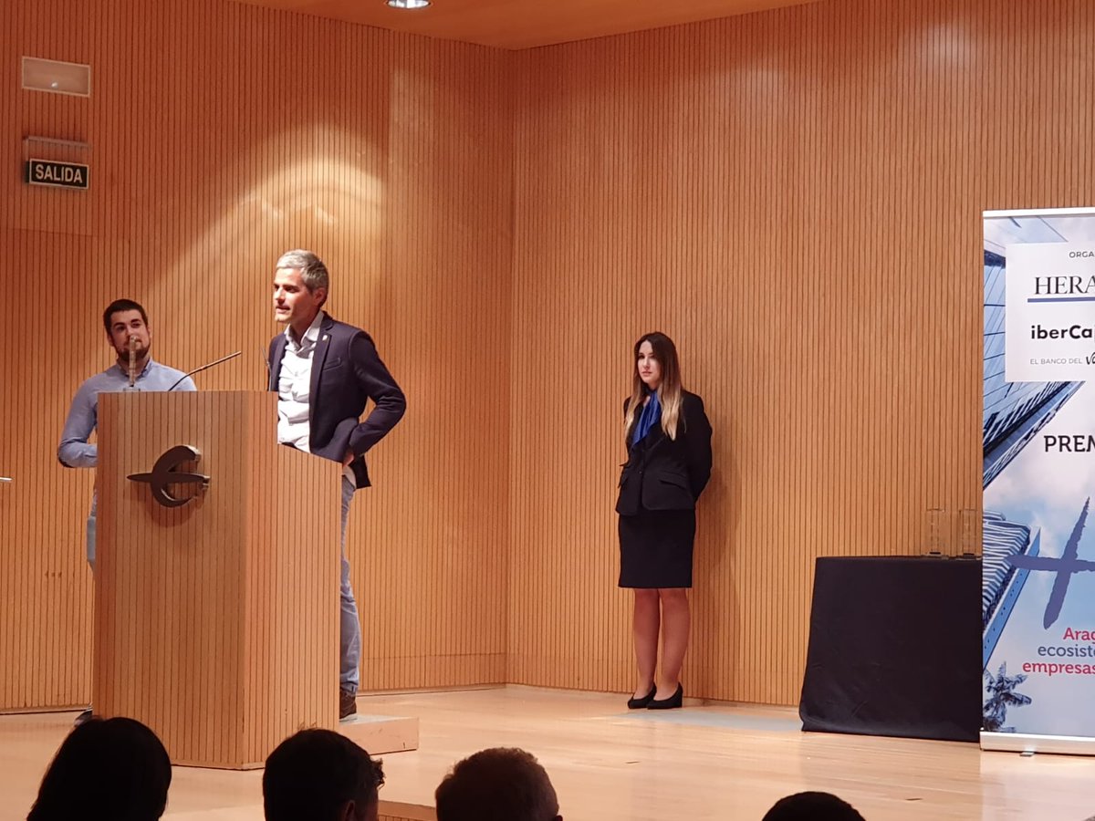 EcosistemaMAS's tweet photo. ¡Enhorabuena @DeuSens y @hmy_group!  Entrega el premio @mikeliturbe,  director de @heraldoes.

@albertofantova y @MonzonBlanco,  palabras de agradecimiento y admiración. Deseo de juntar pasión y valentía para hacer marca #Aragon. https://t.co/pnFwG9W8O8