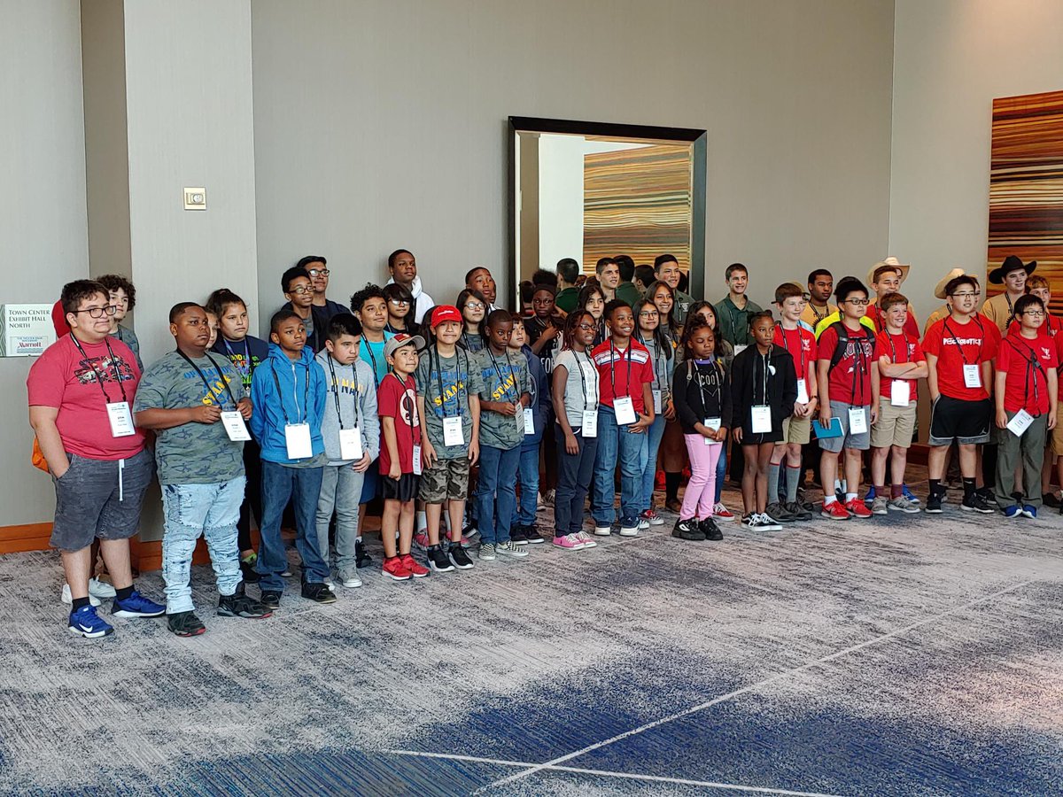 HollandHISD's tweet photo. Our incoming sixth grade students having a blast at the Energy Drone &amp;
&amp; Robotics Summit! #PawsUp https://t.co/yAnZm4jqQa