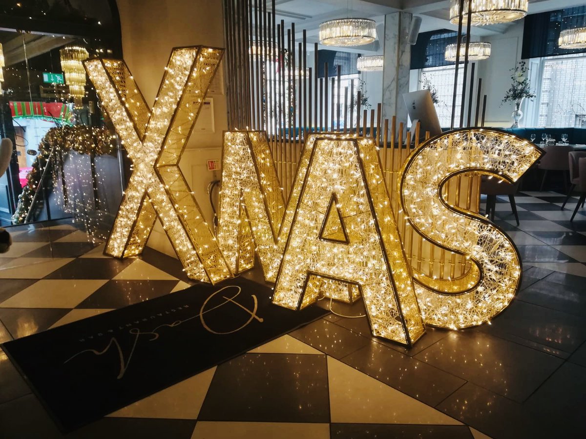 🎄 | Dash #Liverpool transformed into a winter wonderland this evening for a sneak peak of their Christmas Exhibition. 🥂  

Read more 👉 bit.ly/2Rbq77v
