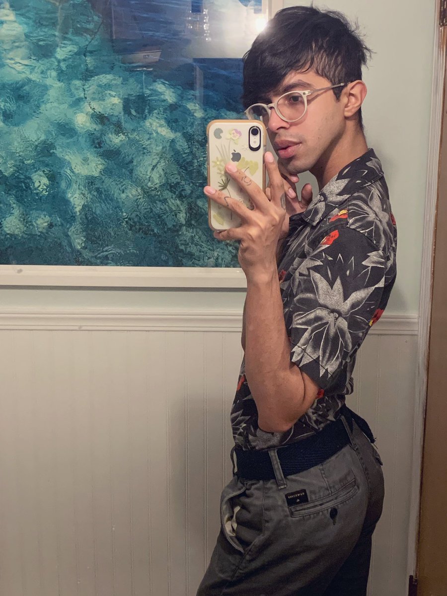 boricuabae's tweet photo. My hair is a mess, my lips are a little sore but at least wearing flowers makes my day better. #AlmostPayDay https://t.co/Q59qYlzLmF