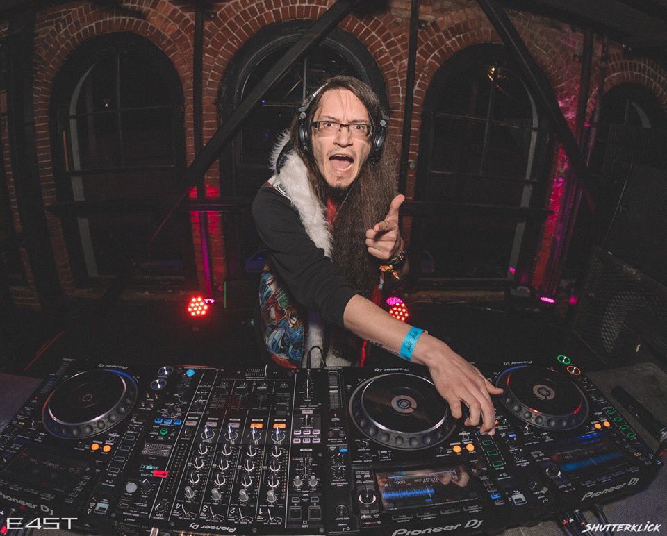 Mutagenbass's tweet photo. BANG! 😂
@45eastpdx
📸: @ShutterKlick
.
.
.
#PDX #bassmusic #dubstep #community #WeAreMetahuman https://t.co/K2feGfBwSi