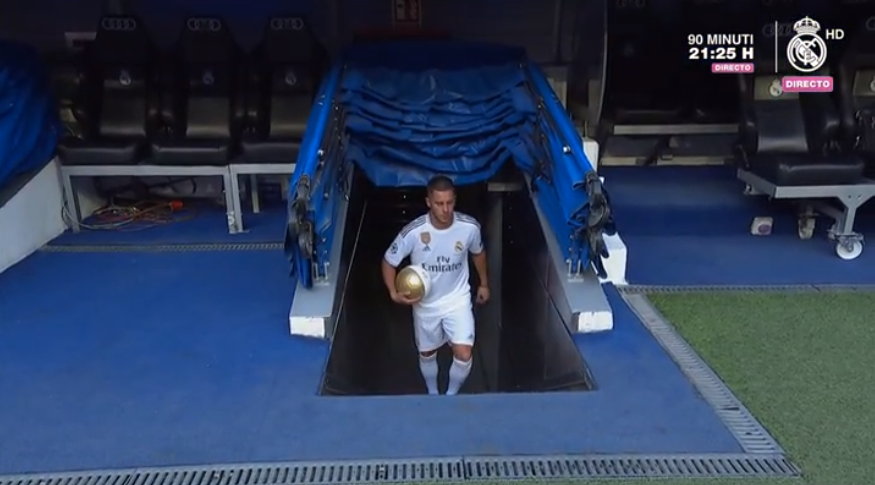 realmadridbr's tweet photo. CARALHO, AGORA EU ACREDITO QUE ELE CHEGOU!
#WelcomeHazard | #RealMadrid | #HalaMadrid | Siga: @realmadridbr https://t.co/KSHj3B2EXy
