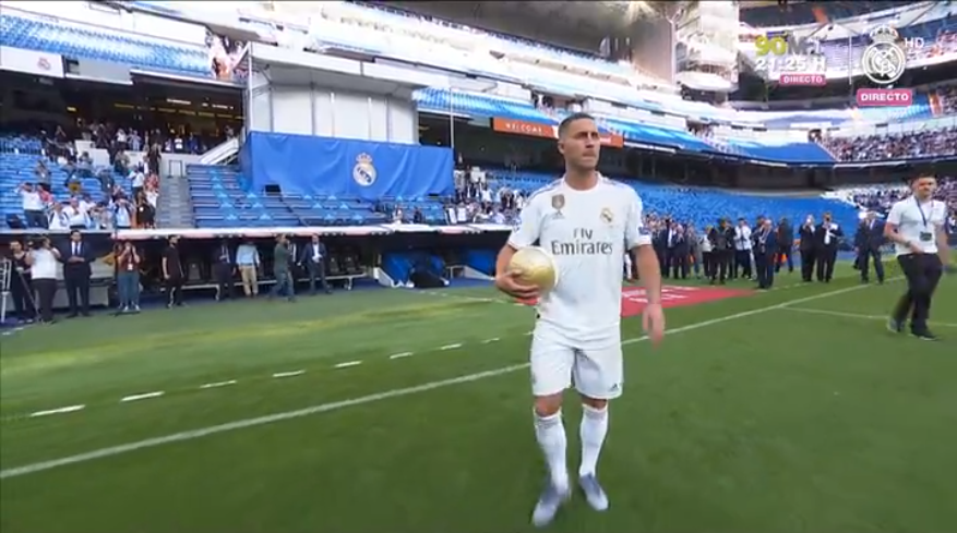 realmadridbr's tweet photo. CARALHO, AGORA EU ACREDITO QUE ELE CHEGOU!
#WelcomeHazard | #RealMadrid | #HalaMadrid | Siga: @realmadridbr https://t.co/KSHj3B2EXy