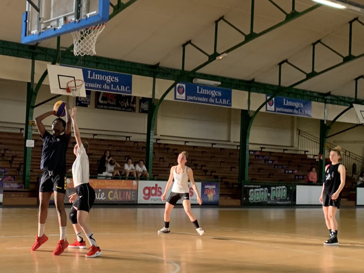 LimogesABC's tweet photo. #OPENSTART #3X3 Rassemblement des équipes sur le rond central avant le début du tournoi @3x3Ffbb https://t.co/2DvZU4NOap
