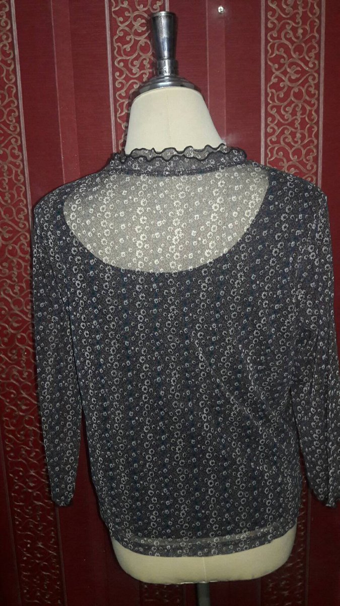 weenawan05's tweet image. เสื้อชีฟองคอกลมแต่งระบาย แขนครึ่งศอก ลวดลายทั้งตัว รหัส C22
อก 19 นิ้ว 
ยาว  21 นิ้ว
แขน 17  นิ้ว
ราคา 100 บาท
IDLine : @maengposhop
Website ; maengposhop.com
Fb : facebook.com/maengposhop
#เสื้อผ้ามือ2#เสื้อผ้ามือสอง#เสื้อผ้ามือสองราคาถูก#เสื้อผ้ามือสองสภาพดี