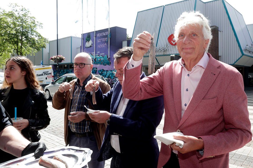 Lekkere vette Haring. Dat belooft wat voor de Nijmeegse veiling van aanstaande dinsdag. De opbrengst gaat naar twee goede doelen: Quiet Nijmegen en Vrienden van de Waalboog tbv NEC seizoenkaarten voor jong dementerenden.