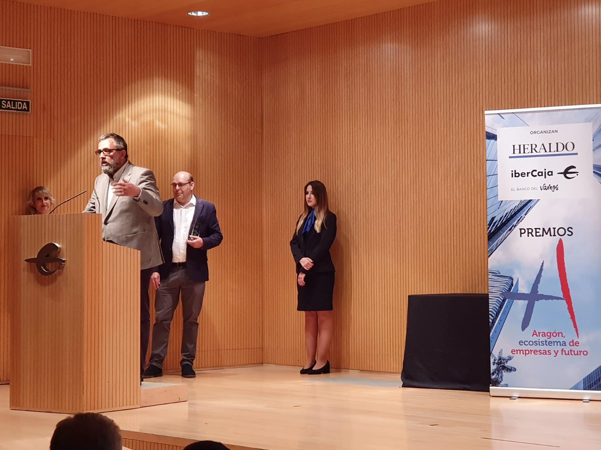 EcosistemaMAS's tweet photo. Último premio, 'Reto #OpenInnovation'. Reconoce a un reto de innovación presentado y resuelto a través de la plataforma de innovación abierta del @EcosistemaMas.

Ganadores: @Implaser y @belerofontech. Entrega José Luis Rodrigo,  DG de @IbercajaSocial. https://t.co/2MHlIRlMYu