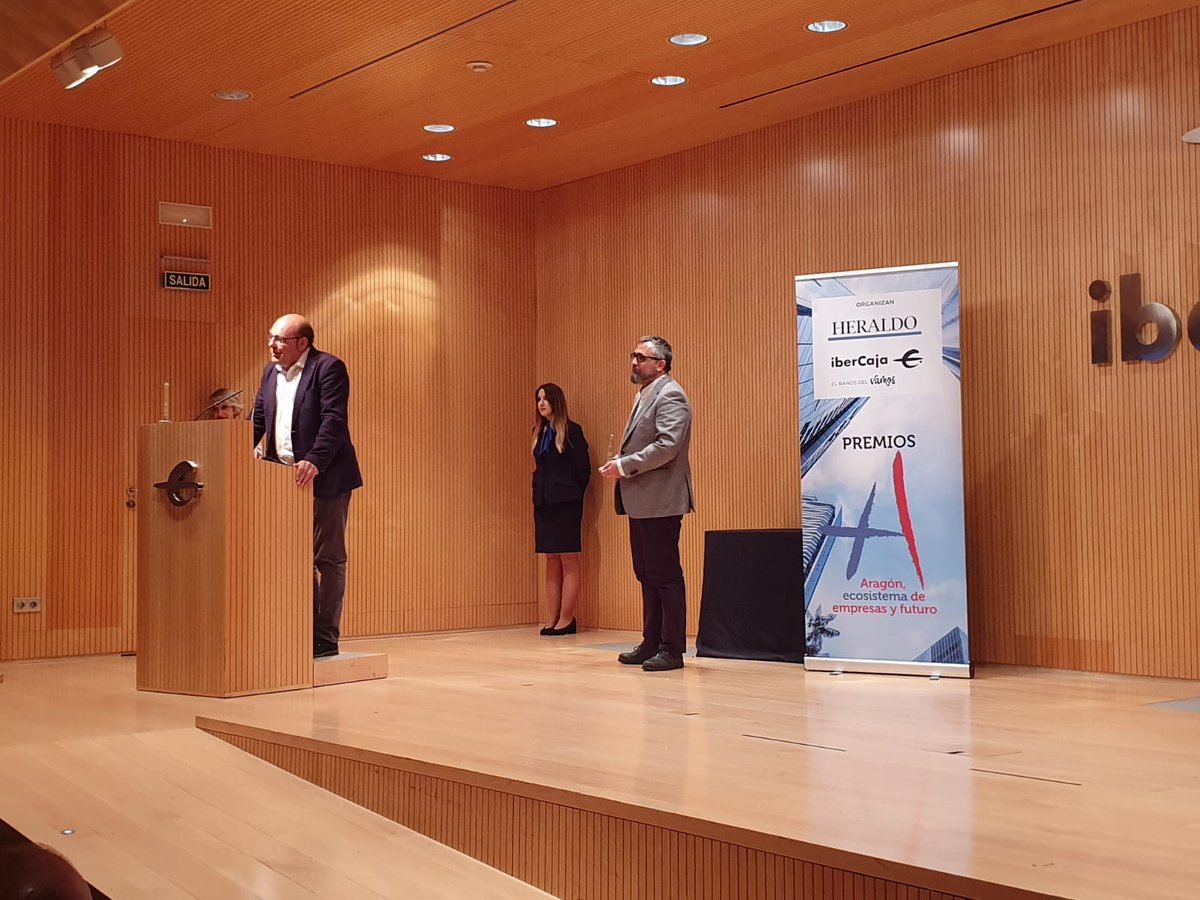 EcosistemaMAS's tweet photo. Último premio, 'Reto #OpenInnovation'. Reconoce a un reto de innovación presentado y resuelto a través de la plataforma de innovación abierta del @EcosistemaMas.

Ganadores: @Implaser y @belerofontech. Entrega José Luis Rodrigo,  DG de @IbercajaSocial. https://t.co/2MHlIRlMYu