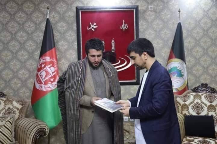 FazulrahmanRah1's tweet photo. #prospective transformation of generations from bloody wars to exchanging books. Mr #Dustom's son gave a book to #Gulbedin Hekmatyar's son. https://t.co/WukdFF7Qog