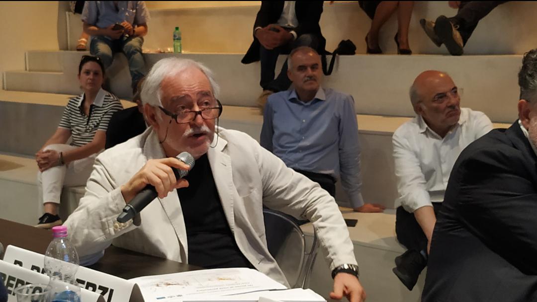 FondMerloni's tweet photo. #savetheapps #Aquila #CreativeCities #Fabriano Piero Properzi @InuUrbanistica : per sopravvivere, Aquila deve superare modello urbanocentrico e creare reti. Reti infrastrutture, reti sociali, reti internazionali. Superare limiti stratrgia aree interne e aprirsi al mondo. @univaq https://t.co/DlDasyxQin