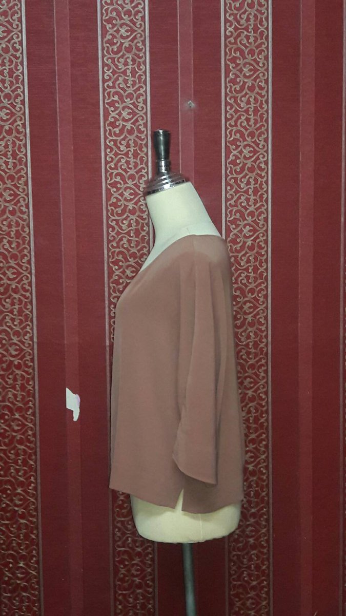 weenawan05's tweet image. เสื้อชีฟองผ้ามันลื่นควี แขนครึ่งศอก สีพื้นน้ำตาลส้ม (UNIQLO) รหัส C23
อก 21 นิ้ว 
ยาว  18 นิ้ว
แขน 16  นิ้ว
ราคา 100 บาท
IDLine : @maengposhop
Website ; maengposhop.com
Fb : facebook.com/maengposhop
#เสื้อผ้ามือ2#เสื้อผ้ามือสอง#เสื้อผ้ามือสองราคาถูก#เสื้อผ้ามือสองสภาพดี