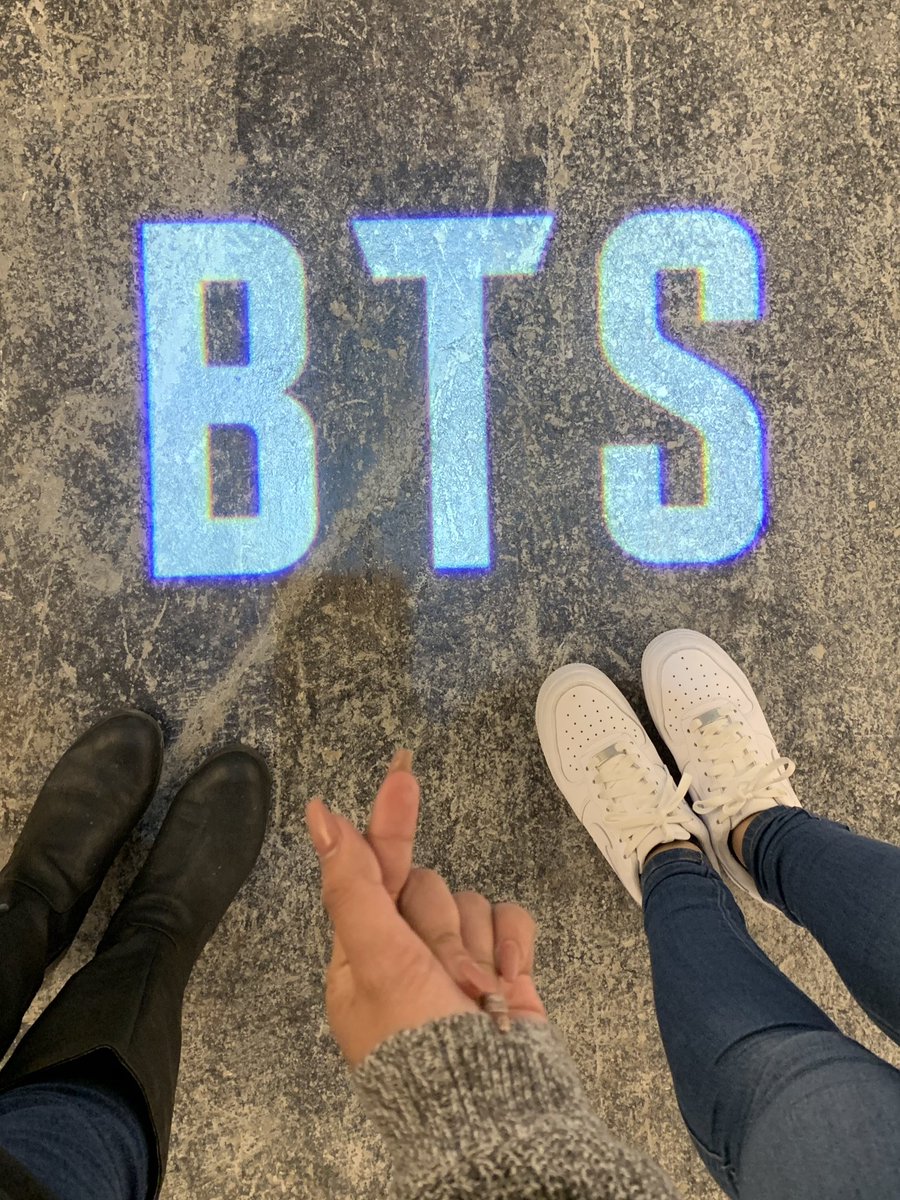 omfghoseok's tweet image. got to attend the serendipity exhibition with @AlexisBiancax on bts’s birthday,,  was so much fun, and an emotional rollercoaster ride . grateful for the boys, grateful for the friendships. 💜 #6YearsAndForeverWithBTS #BTSBK