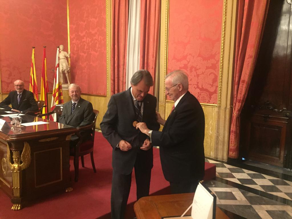 JPGomezComes's tweet photo. Reconeixement al @presidentMas  pel seu lideratge en aquests moments tan difícils per al nostre país. Un honor per a mi està avui al costat de qui ha estat un referent del catalanisme i ha posat de manera decidida la llavor de la nova República Catalana. https://t.co/VCSwFLTnR8