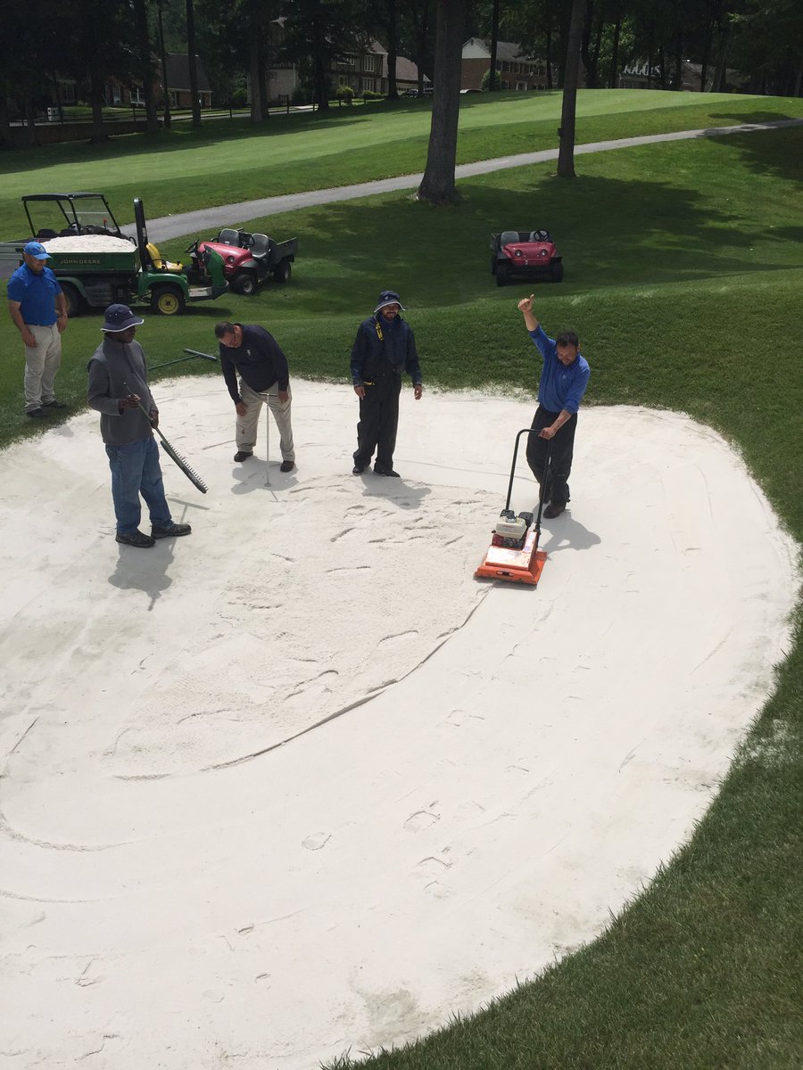 ManorCCGMC's tweet photo. Fixing some bunker depths this afternoon. https://t.co/aQG4HR7d5q