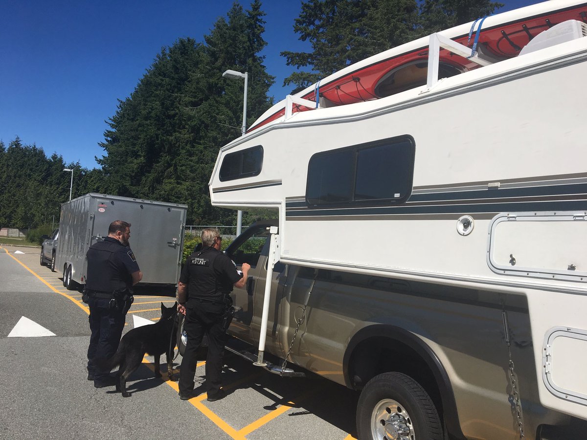 CanBorderPAC's tweet photo. Not all muscles are good! #DYK invasive #mussels pose a serious threat to #BritishColumbia’s aquatic ecosystem? Last week, the Ministry of Environment &amp; Climate Change Strategy and @_BCCOS provided training to our #BorderServicesOfficers on Aquatic Invasive Species. https://t.co/qZuef71C27