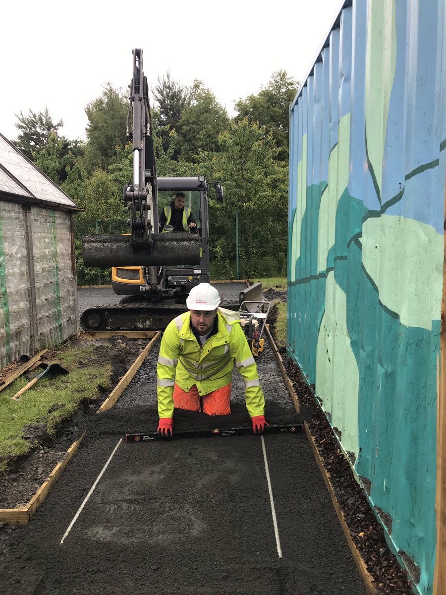 Team_Oaklands's tweet image. Despite the torrential rain Chris and Joe still hard at work creating our allotment!#muddywork@Forth1CFK @Official_McLH #beginningtotakeshape
